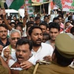 पुलिसकर्मियों से धक्का-मुक्की करते कांग्रेसी कार्यकर्ता।