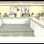 पाटीदार नेताओं के साथ बैठक करते कपिल सिब्बल