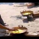 गर्म तेल में डलवाए हाथ