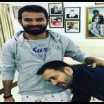 तेज प्रताप का चरण स्पर्श करते तेजस्वी