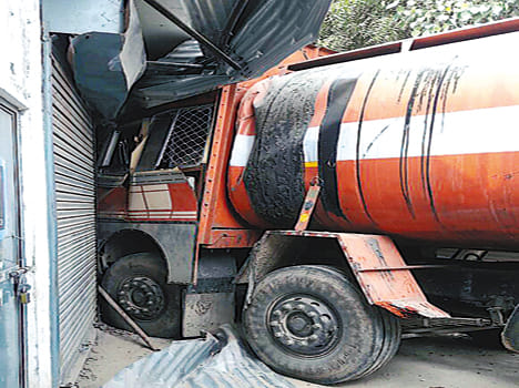 The tanker in the cottage breaks out of shops