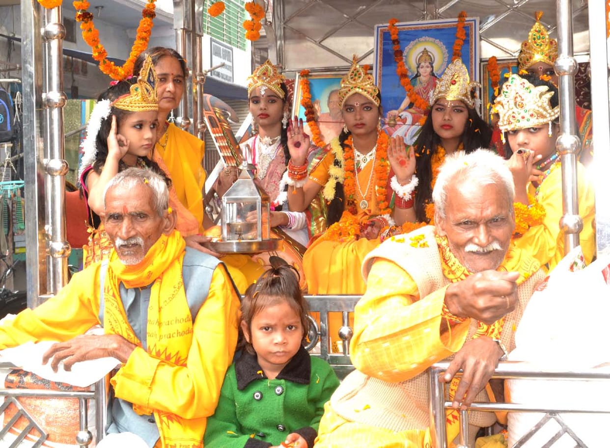 कलश यात्रा में गूंजे मंगलगीत, झांकियों पर बरसे फूल