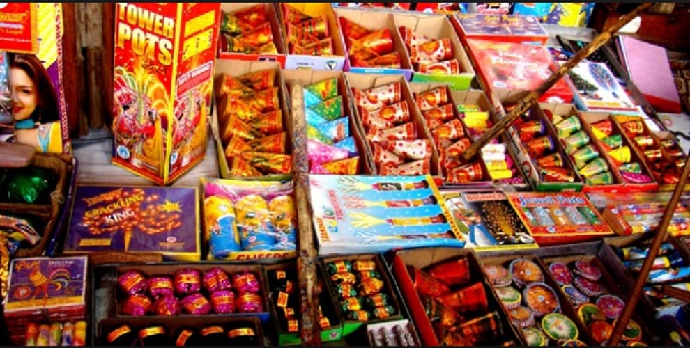 Noida Shopkeeper carrying firecrackers arrested in Delhi