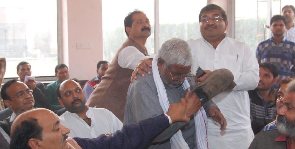 Anger, tearing off the ticket, BJP leader removed shoe... kill me, MP  said