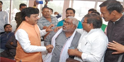Anger, tearing off the ticket, BJP leader removed shoe... kill me, MP  said