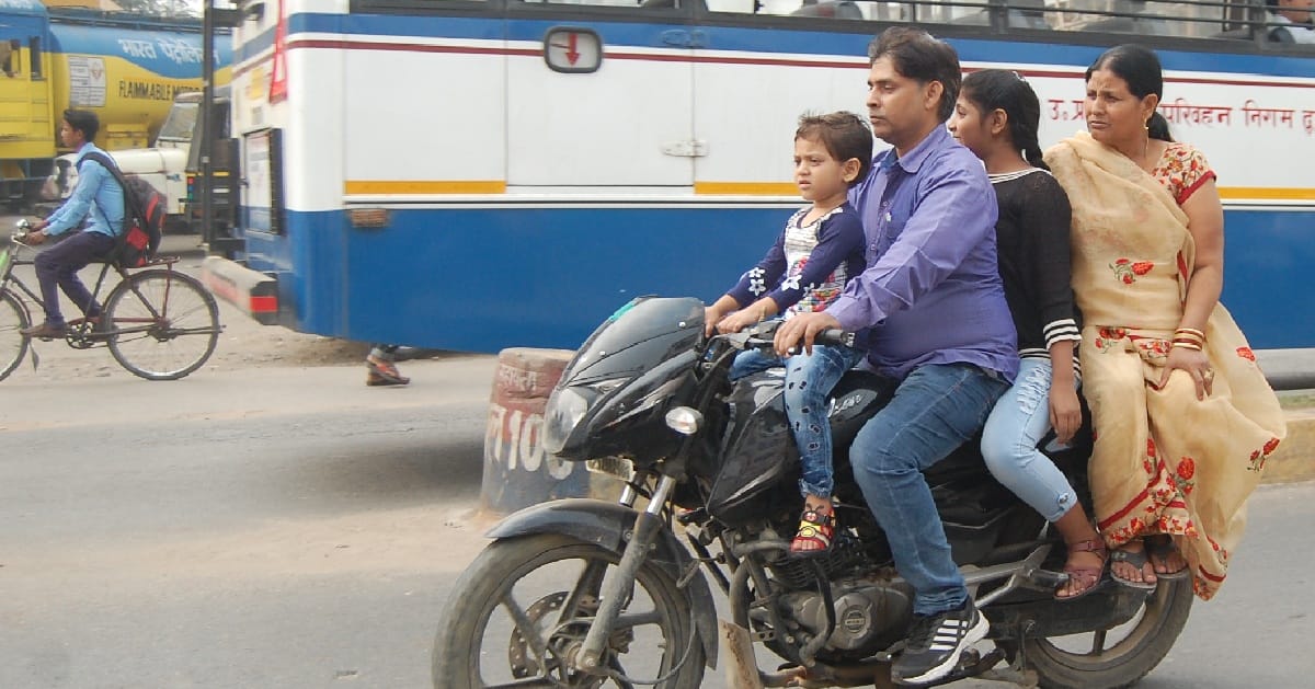 यातायात माह की उड़ रही धज्जियां