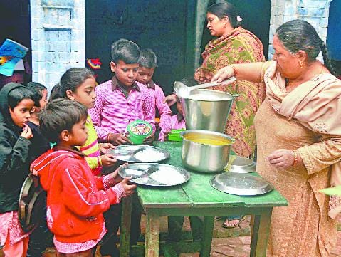 मनमानी पर उतरे ठेकेदार, नहीं मानते विद्यालय स्टाफ की