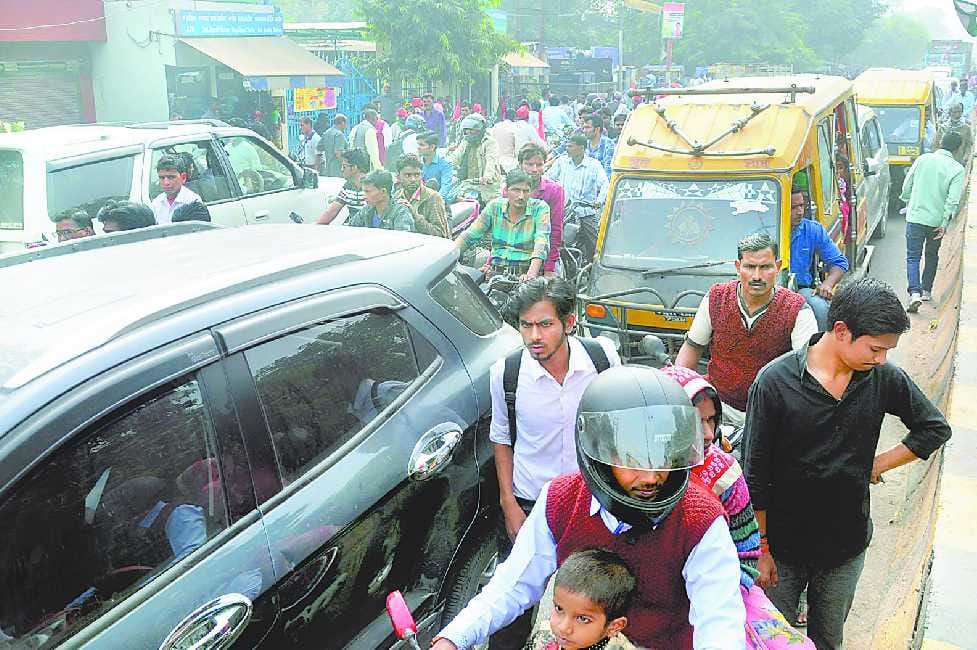 School children stranded for one and a half hours, including common people