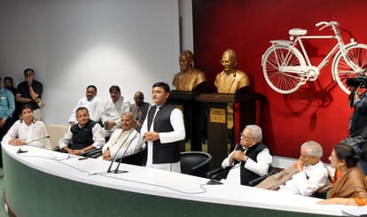akhilesh yadav addresses samajwadi party activists for local body election.