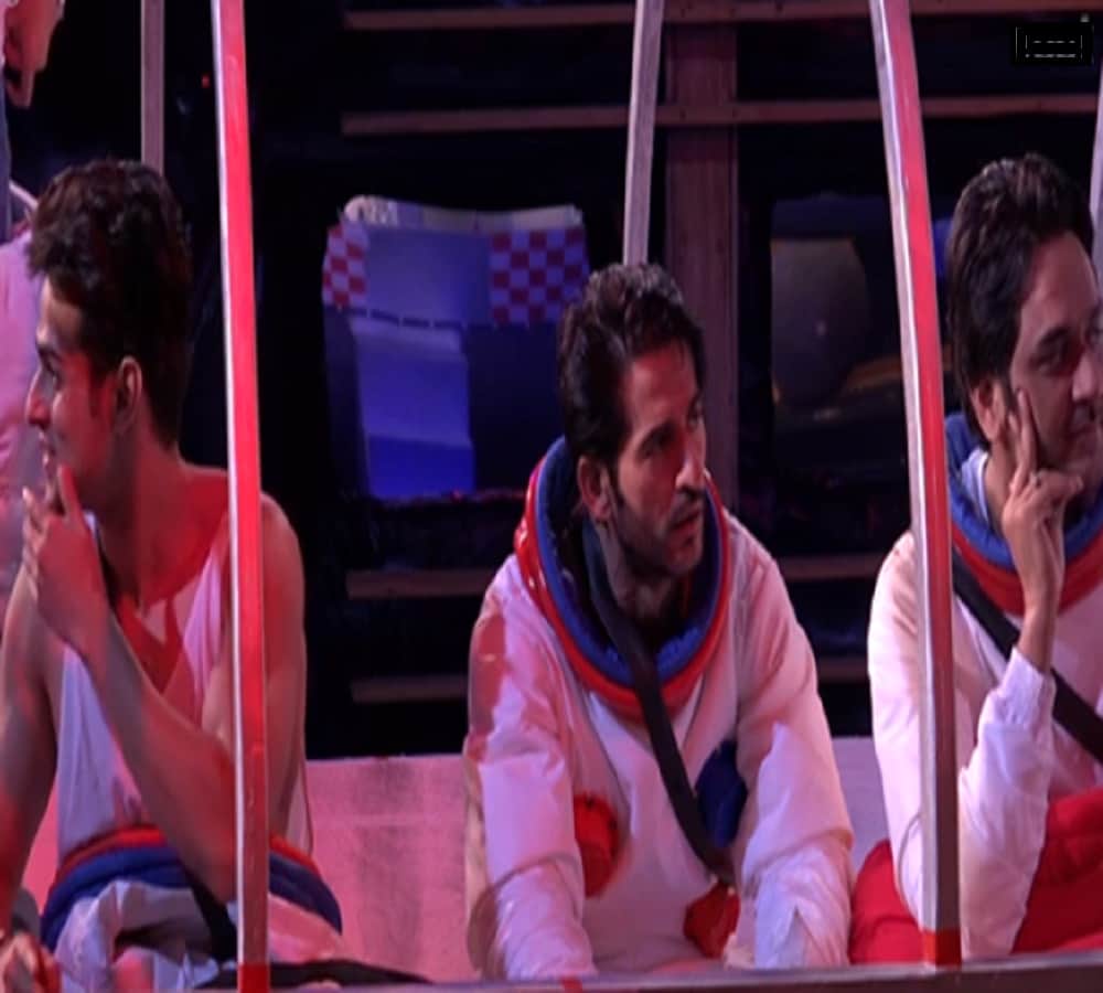 bigg boss 11 hina and vikas did urine in front of each other 