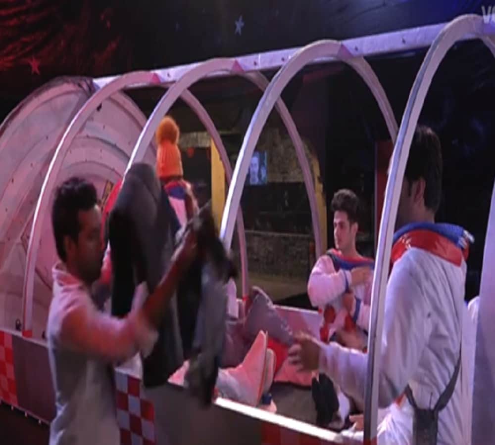 bigg boss 11 hina and vikas did urine in front of each other 