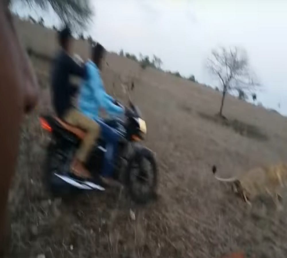 कान पर फोन, ऊपर से ट्रिपल राइडिंग