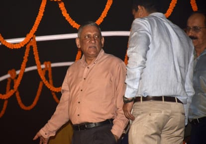 Army Chief Bipin Rawat arrived varanasi and see ganga arti