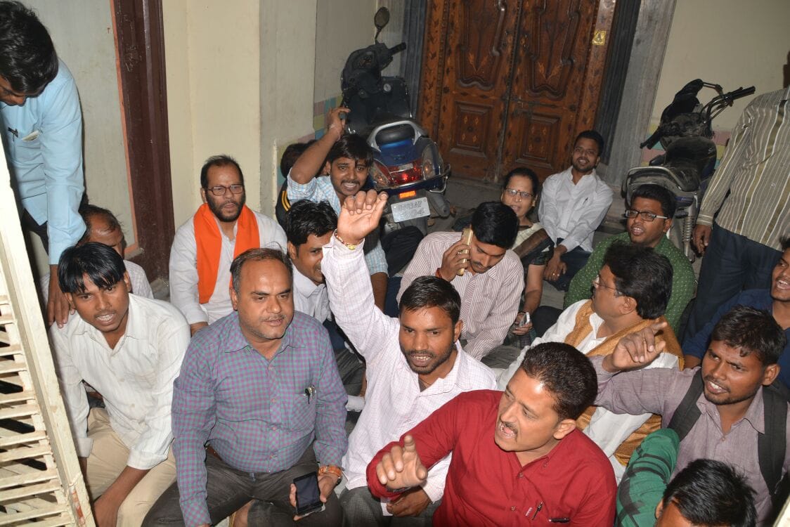 protest by bjp workers in firozabad over ticket distribution