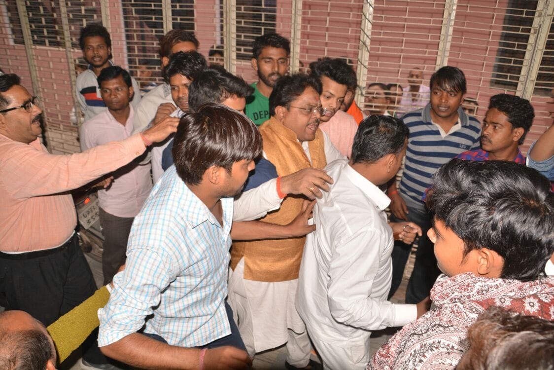 protest by bjp workers in firozabad over ticket distribution