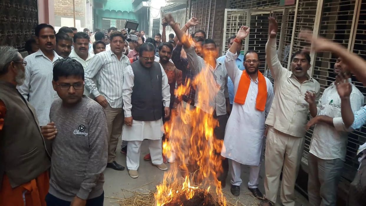 protest by bjp workers in firozabad over ticket distribution