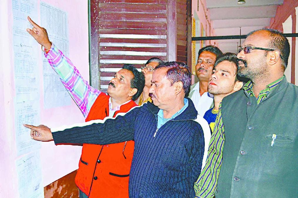 किसी ने मांगा कंघा, घड़ी तो किसी ने रिक्शा