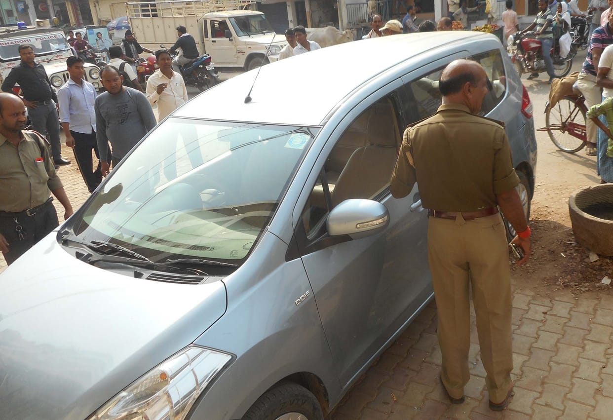 कार का शीशा तोड़ 10 लाख रुपये उड़ाए