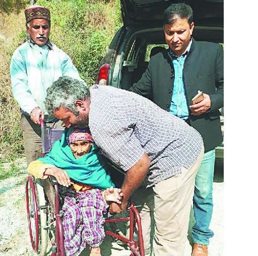 100 बसंत पार कर चुके बुजुर्गों ने लोकतंत्र के पर्व में लिया हिस्सा