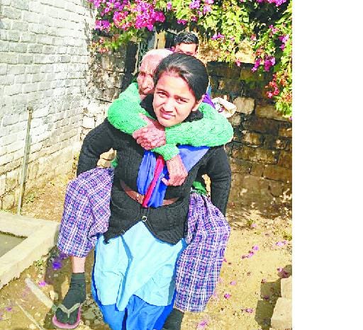 दसवीं की छात्रा ईशा ने पीठ पर पोलिंग बूथ तक पहुंचाई बुजुर्ग महिला