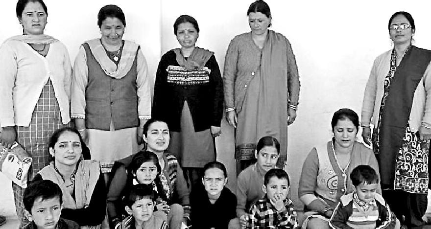 आंगनबाड़ी वर्कर ने संभाले बच्चे, माताओंं ने किया मतदान