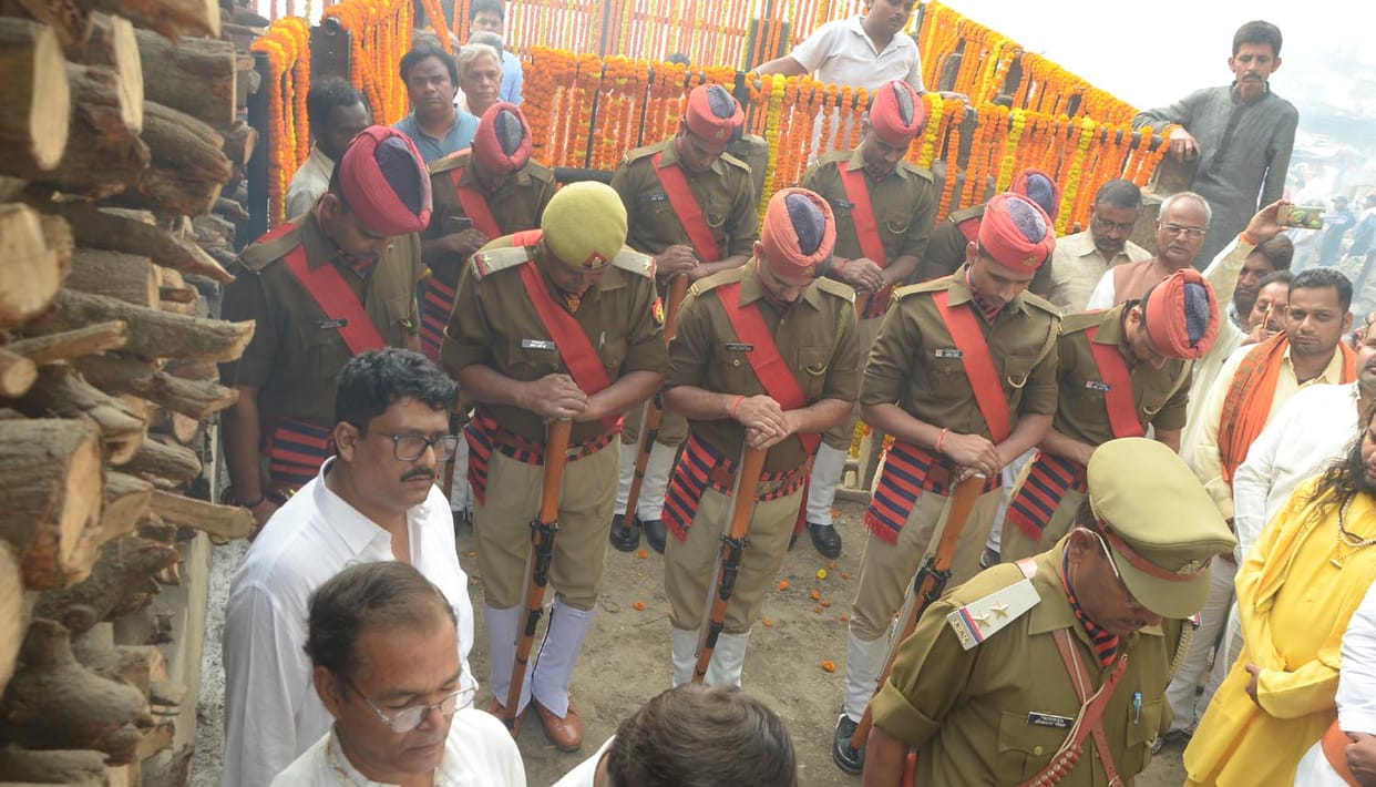 Noted literature padmashri manu sharma funeral in kashi