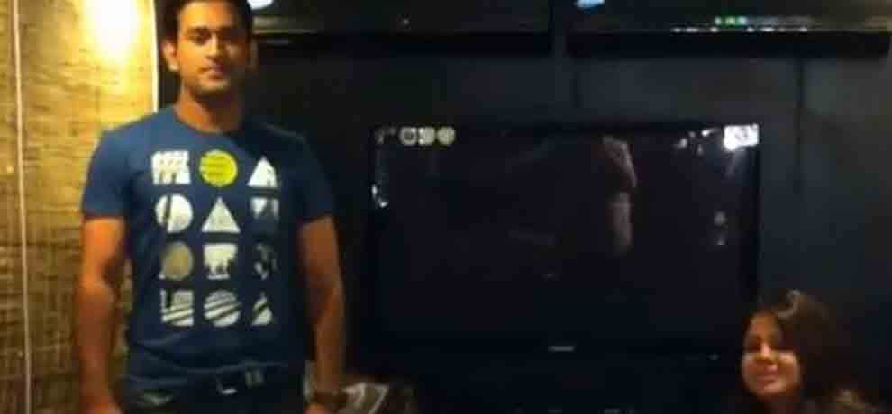 ms dhoni dance on desi boyz wife sakshi can not stop laughing