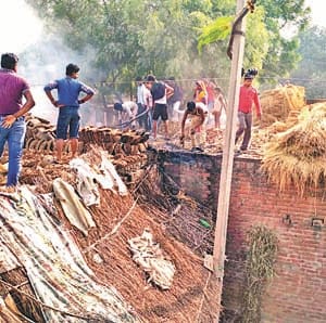 hightention elctric line fall on roof, house on fire