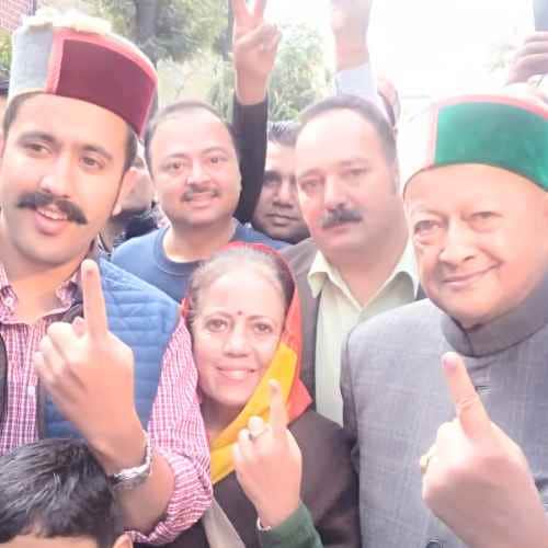 himachal assembly election 2017 dhumal virbhadra kaul singh cast their votes