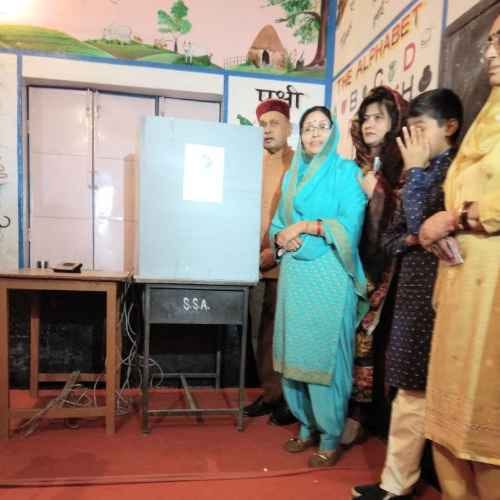 himachal assembly election 2017 dhumal virbhadra kaul singh cast their votes