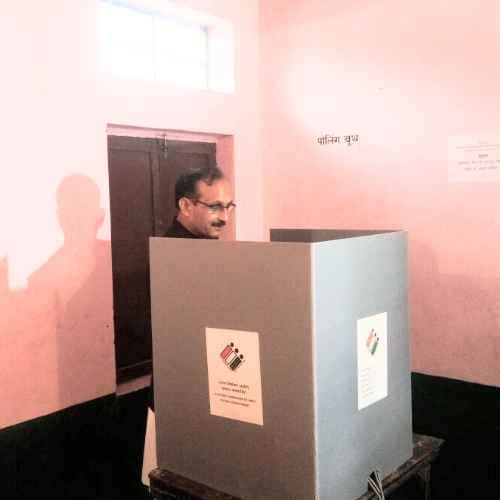 himachal assembly election 2017 dhumal virbhadra kaul singh cast their votes