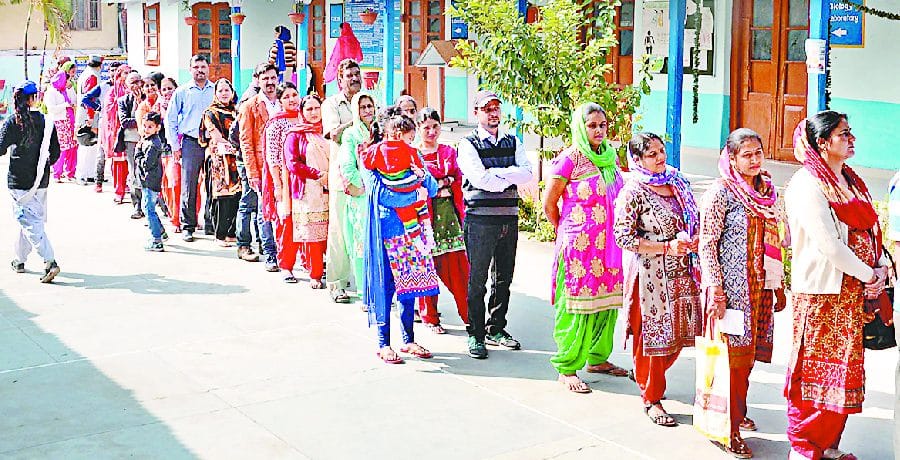 पहली बार वोट डालने पहुंचे युवाओं में भारी उत्साह