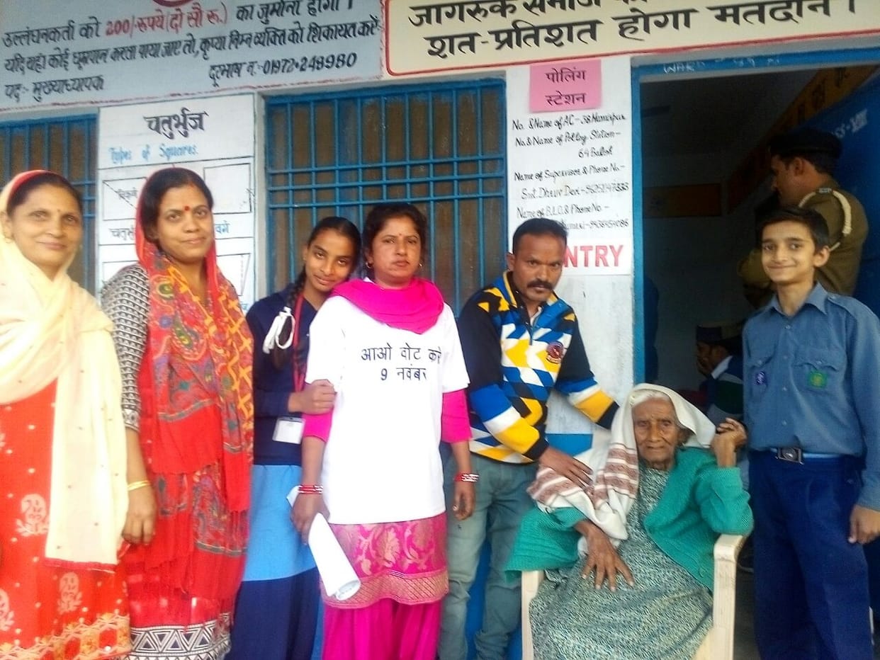 बुजुर्गो ने भी मतदान कर दिखाया उत्साह