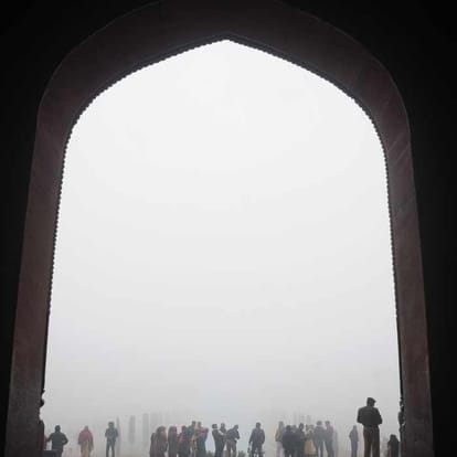agra smog is affecting beauty of taj mahal