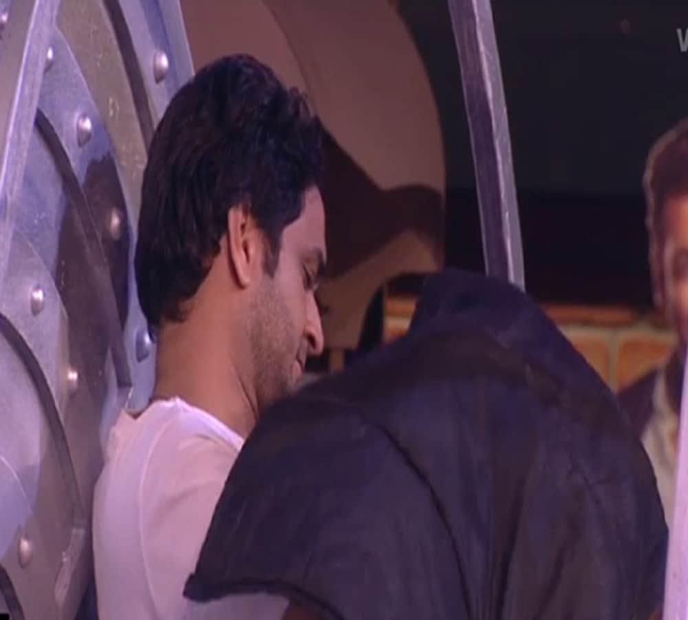 bigg boss 11 hina and vikas did urine in front of each other 
