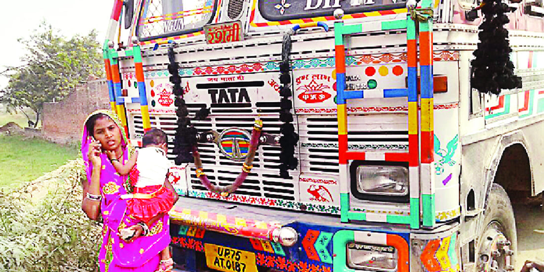 Wife beaten husband on road due to illicit relation