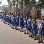 मानव श्रृंखला बनातीं छात्राएं