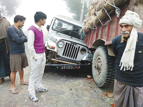 Jeep, five wounded in tractor-trolley jammed in fog