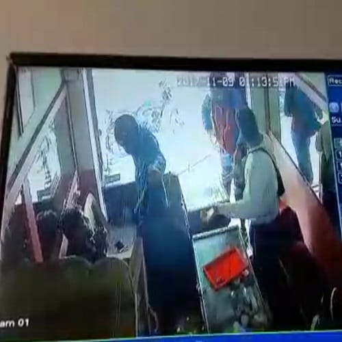 jewelery shop looted, shot, see photos