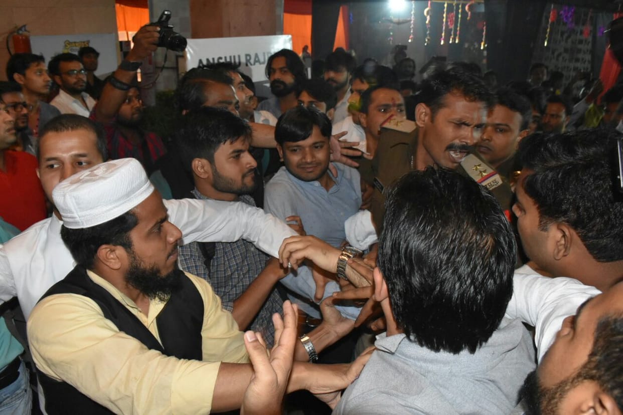 Abvp worker protest against kanhya Kumar in Lucknow
