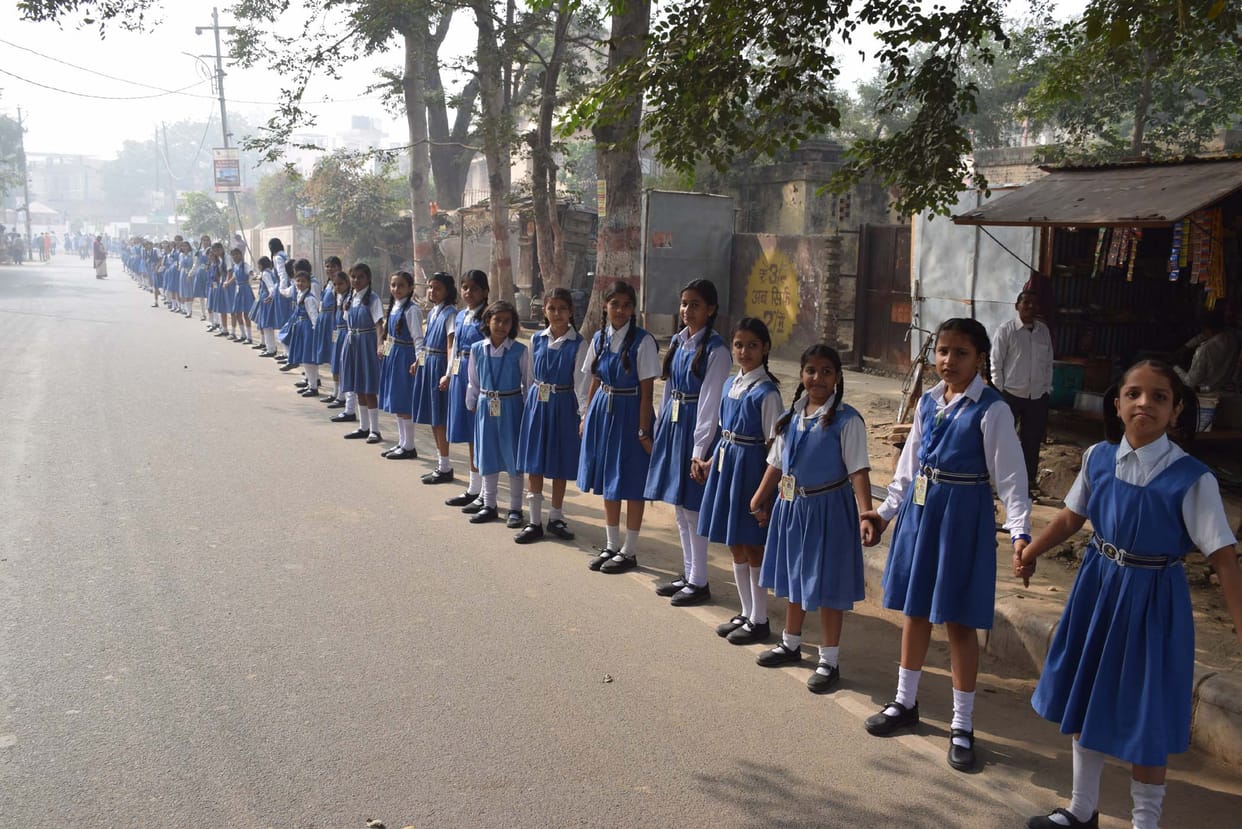 पॉलिथीन मुक्त वृंदावन को बनाई मानव  शृंखला