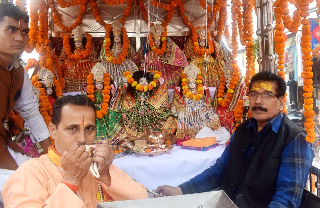 प्राण प्रतिष्ठा से पहले निकाली देव प्रतिमाओं की शोभायात्रा
