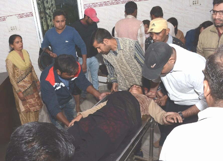 ट्राले की चपेट में आने से कामगार घायल
