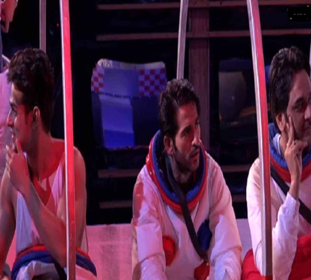     vikas said to arshi to tease luv whole night in house of bigg boss 