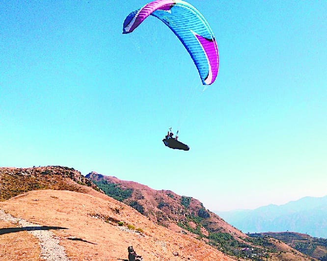 UK pilots have paragliding around the city