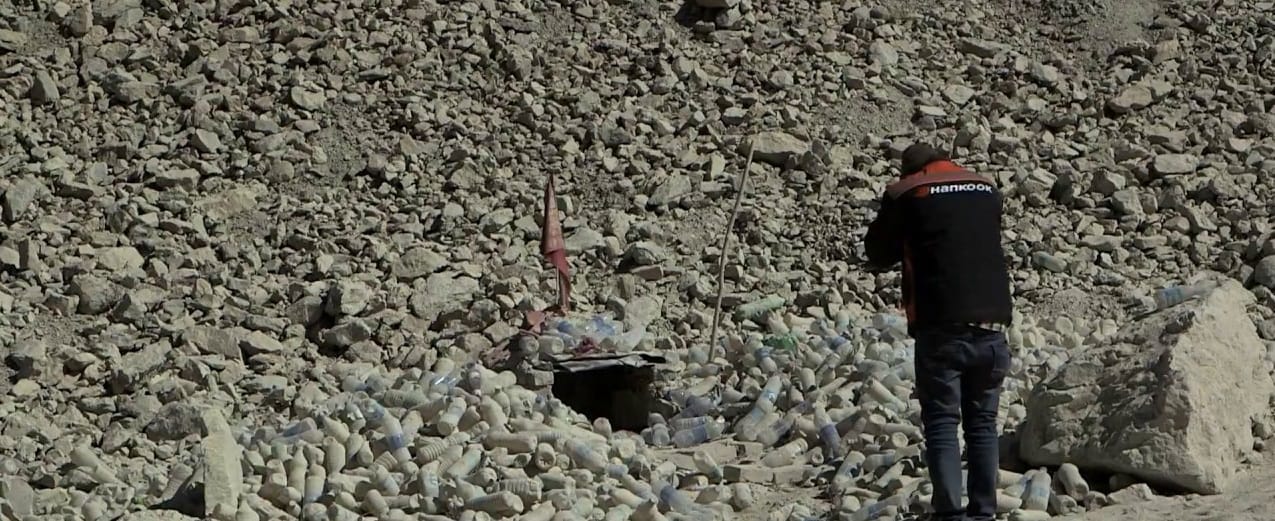 know why people have put water bottles on the surface here