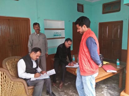 income tax raid in agra and etah property of engineer rajeshwar