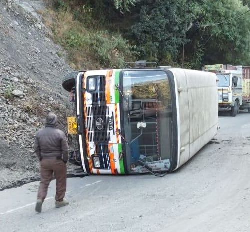 नैनीताल-कालाढूंगी मार्ग में पलटी रोडवेज बस, सभी सुरक्षित