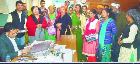 व्यापारियों ने एसडीएम कार्यालय पर खोला मोर्चा