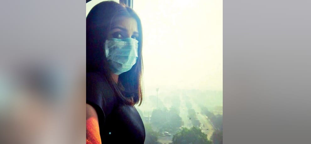 due to smog in delhi bollywood celebs shown their concern for people in delhi